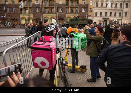 Moskau, Russland. 4. Mai 2023. Die Leute beobachten, wie russische Militärausrüstung auf der Straße von Tverskaya zum Roten Platz für die Militärparade am Siegesfeiertag im Zentrum von Moskau, Russland, fährt Stockfoto