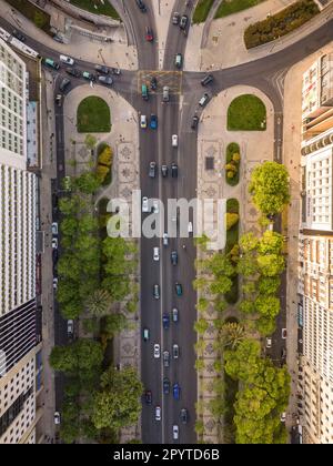 Wunderschöner Blick auf die Liberdade Avenue und die Stadtgebäude Stockfoto