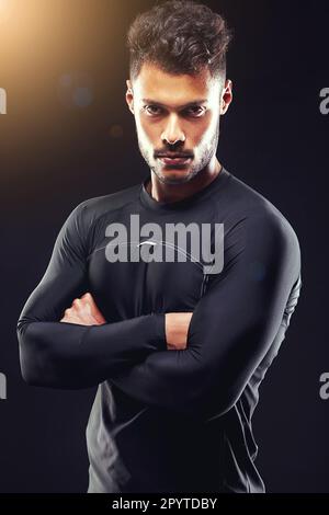 Er ist eine unaufhaltsame Kraft. Studiofoto eines gesunden jungen Mannes, isoliert auf Schwarz. Stockfoto