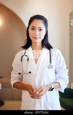 Porträt einer Arztin mit Laborkittel im Stehen in der Klinik Stockfoto