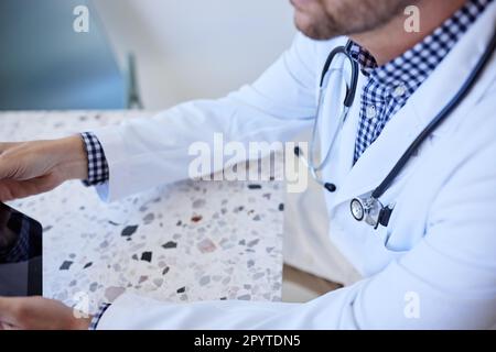 Hochwinkel des männlichen Gesundheitspersonals mit Stethoskop um den Hals Stockfoto