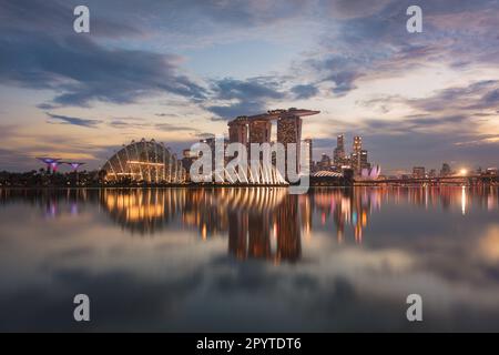 Reflexionen über Marina Bay, Singapur Stockfoto