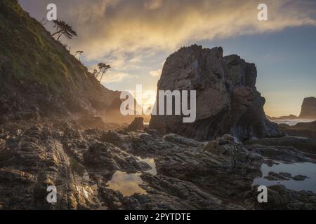 Letzte Sonnenstrahlen am Strand der Stille. Asturien. Spanien Stockfoto