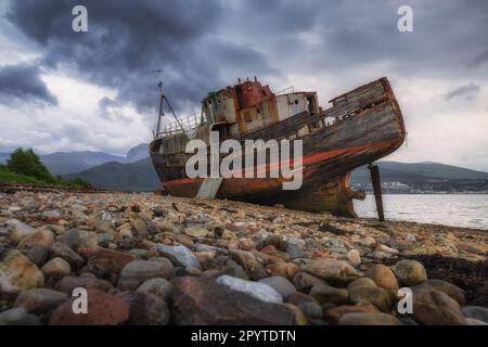 Das unheimliche Schiffswrack von Corpach mit dem großen Ben Nevis, Schottland. Stockfoto