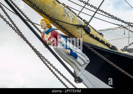 Glenlees Figur „Mary Doll“. Glenlee ist ein Dreimastschiff im Hafen von Glasgow, Schottland, Vereinigtes Königreich. Schwarzweißfotografie Stockfoto