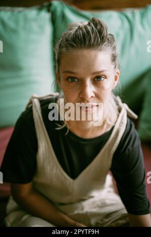 Porträt einer Frau, Nahaufnahme, ausdrucksstarke Augen. Stockfoto