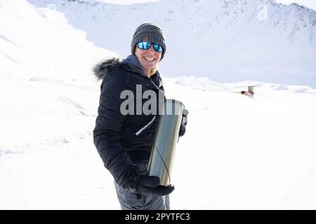 Eine Frau, die eine Muschel auf der Kontinentallinie in Alaska hält Stockfoto