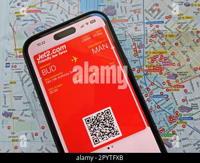 Jet2 App für digitale Bordkarte auf einem flug von iphone, BUD-MAN, Budapest nach Manchester, Karte von Buda und Pest LS898 Stockfoto