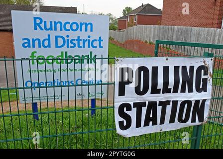 Wahlstation in Runcorn und District foodbank, Operations Centre, 53a Russell Rd, Runcorn, Halton, Cheshire, England, Großbritannien, WA7 4BH Stockfoto