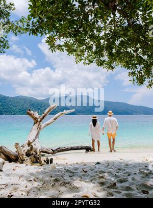 Ko Ra WI Insel Südthailand, tropischer weißer Sandstrand mit türkisfarbenem Ozean im Tarutao Nationalpark, Koh Rawi, Tambon Ko Tarutao, ein paar Männer und Frauen im Urlaub in Thailand Stockfoto