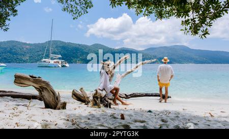 Ko Ra WI Insel Südthailand, tropischer weißer Sandstrand mit türkisfarbenem Ozean im Tarutao Nationalpark, Koh Rawi, Tambon Ko Tarutao, ein paar Männer und Frauen im Urlaub in Thailand Stockfoto