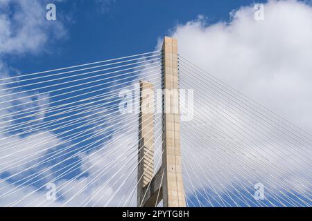 Aus nächster Nähe sehen Sie einen Turm der Vasco da Gama Brücke in Lissabon, Portugal Stockfoto