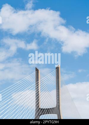 Aus nächster Nähe sehen Sie einen Turm der Vasco da Gama Brücke in Lissabon, Portugal Stockfoto
