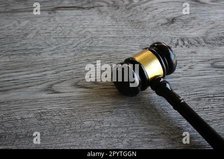 Der Hammer des Richters liegt auf dem Holztisch. Recht und Gerechtigkeit Stockfoto