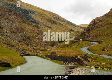 Die beeindruckende Honister Pass im Nationalpark Lake District, Cumbria, England mit seinen verwinkelten Straßen und unwegsamen Gelände Stockfoto