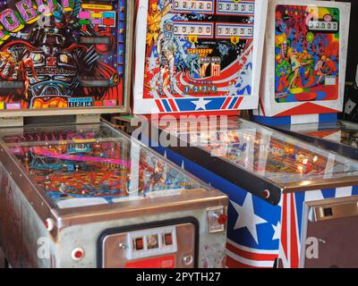 Mehrfarbige Pinball-Maschine im Vintage 70er Jahre. Stockfoto