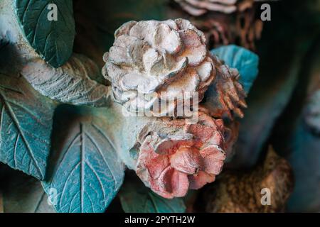 Details zu Blumen und Blättern an der Tür der Sagrada Familia, Barcelona, Spanien. Stockfoto