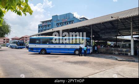 Pattaya Thailand 2023. April, blauweißer Bus am Busbahnhof Pattaya, der Passagiere zwischen Bangkok und Pattaya abholt. Stockfoto