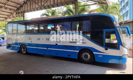 Pattaya Thailand 2023. April, blauweißer Bus am Busbahnhof Pattaya, der Passagiere zwischen Bangkok und Pattaya abholt. Stockfoto