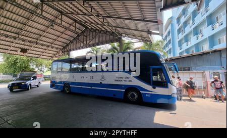 Pattaya Thailand 2023. April, blauweißer Bus am Busbahnhof Pattaya, der Passagiere zwischen Bangkok und Pattaya abholt. Stockfoto