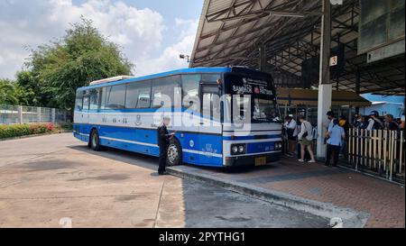 Pattaya Thailand 2023. April, blauweißer Bus am Busbahnhof Pattaya, der Passagiere zwischen Bangkok und Pattaya abholt. Stockfoto