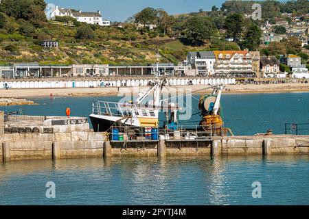 Trawler-Boot E12 New Seeker legt am Hafen Lyme Regis, Dorset an Stockfoto