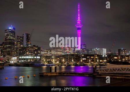 Auckland, Neuseeland, 05. Mai 2023. Der Sky Tower und andere Sehenswürdigkeiten rund um die Stadt leuchten in königlichem Lila, um die Krönung von König Karl III. Zu feiern Die Krönung von König Karl III. Findet am 6. Mai in London statt. Kredit: David Rowland/Alamy Live News Stockfoto