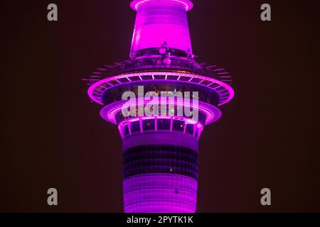 Auckland, Neuseeland, 05. Mai 2023. Der Sky Tower und andere Sehenswürdigkeiten rund um die Stadt leuchten in königlichem Lila, um die Krönung von König Karl III. Zu feiern Die Krönung von König Karl III. Findet am 6. Mai in London statt. Kredit: David Rowland/Alamy Live News Stockfoto