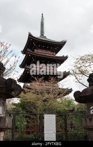 TOKIO, JAPAN - 8. APRIL 2023: Fünffache Pagode des Kan'ei-ji Tempels im Ueno-Park Stockfoto