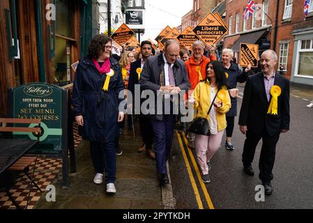 Der Führer der Liberaldemokraten Sir Ed Davey (Zentrum) unterhält sich mit Mandy Brar (2. rechts), dem Stadtrat von Bisham und Cookham, während eines Rundgangs in Windsor, Berkshire, wo die Konservativen bei den Kommunalwahlen die Kontrolle über den Königlichen Bezirk Windsor und den stadtrat von Maidenhead verloren. Foto: Freitag, 5. Mai 2023. Stockfoto