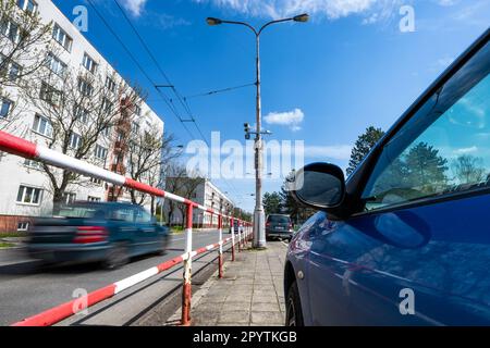 Hradec Kralove, Tschechische Republik. 28. April 2023. Intelligente Radarkameras zur Verkehrsüberwachung in der SNP Street, Hradec Kralove, Tschechische Republik, 28. April 2023. Hradec Kralove führt ab dem 1. Mai 2023 ein intelligentes Verkehrsmanagementsystem ein. Kredit: David Tanecek/CTK Photo/Alamy Live News Stockfoto