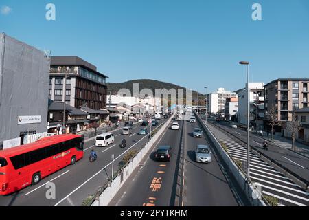 KYOTO, JAPAN - 3. April 2023: Blick auf die Gojo dori Straße von der Fußgängerbrücke Stockfoto