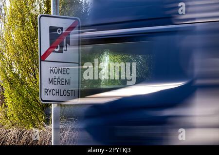 Intelligente Radarkameras zur Verkehrsüberwachung in der Straße Koutnikova, Hradec Kralove, Tschechische Republik, 28. April 2023. Hradec Kralove führt ab dem 1. Mai 2023 ein intelligentes Verkehrsmanagementsystem ein. (CTK Photo/David Tanecek) Stockfoto
