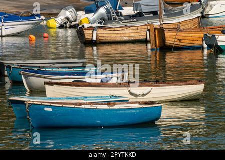 Hölzerne Ruderboote im Hafen von Lyme Regis Stockfoto