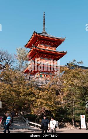 KYOTO, JAPAN - 3. April 2023: Touristischer Spaziergang im Kiyomizu-dera-Tempel Stockfoto