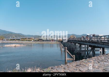 Togetsukyo Bridge im Arashiyama District, Kyoto, Japan im Frühjahr Stockfoto