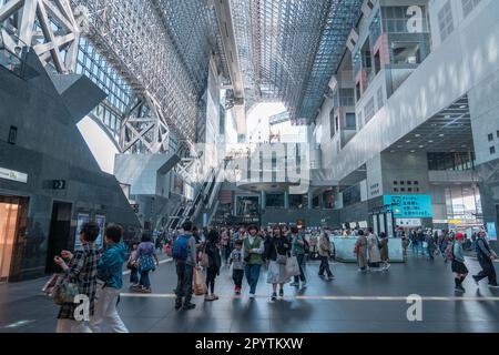 KYOTO, JAPAN - 4. April 2023: Menschen zu Fuß im Bahnhof von Kyoto Stockfoto