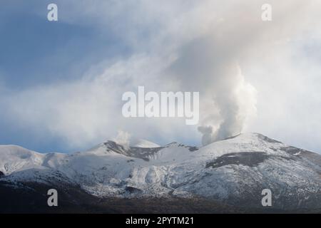 Wolken erheben sich vom Mt. Tokachi-Vulkan, Hokkaido, Japan Stockfoto