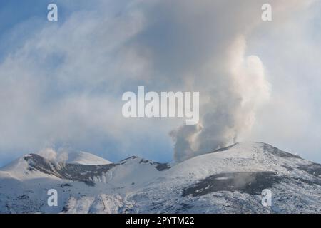 Wolken erheben sich vom Mt. Tokachi-Vulkan, Hokkaido, Japan Stockfoto