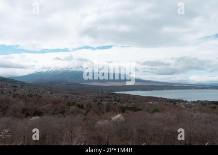 Yamanaka-See und Mt. Fuji am bewölkten Tag vom Panoramadai Aussichtspunkt aus gesehen Stockfoto