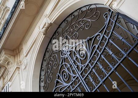 Schmiedeeisernes Tor an einer Pariser Fassade Stockfoto