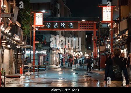 TOKIO, JAPAN - 7. APRIL 2023: Am Abend spazieren die Leute durch den Senso-ji-Tempel in Asakusa und regenregen Stockfoto