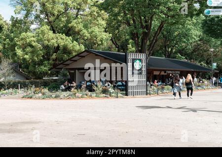 TOKIO, JAPAN - 8. APRIL 2023: Starbucks Coffee Shop im Ueno Park im Frühling im April Stockfoto