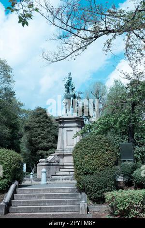TOKIO, JAPAN - 8. APRIL 2023: Statue von Prinz Komatsu Akihito im Ueno-Park im Frühling im April Stockfoto