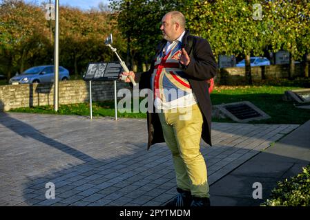 Vlogger und Influencer exzentrisch gekleideter englischer Mann in Union-Jack-Weste und gelber Hose während der Aufnahme im Freien. England Großbritannien Stockfoto