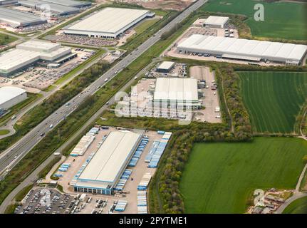 Luftaufnahme neuer Einzelhandelsvertriebslager neben der Autobahn M6 in Warrington, Nordwestengland, Großbritannien Stockfoto