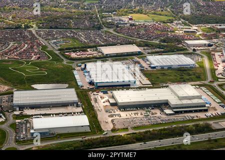 Luftaufnahme neuer Einzelhandelsvertriebslager neben der Autobahn M6 in Warrington, Nordwestengland, Großbritannien Stockfoto