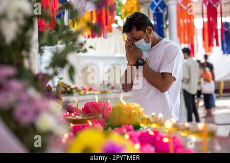 Kuala Lumpur, Malaysia. 04. Mai 2023. Ein Gläubiger betet während der Wesak Day Feiern im Maha Vihara Tempel. Wesak Day, oder auch Vesak geschrieben, wird von Buddhisten als religiöses Ereignis zur Feier der Geburt, Erleuchtung und des Todes von Siddharta Gautama Buddha beobachtet. (Foto: Vivian Lo/SOPA Images/Sipa USA) Guthaben: SIPA USA/Alamy Live News Stockfoto