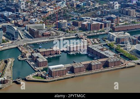 Ein Luftfoto von Albert Docks, Liverpool Waterfront, River Mersey, Nordwestengland, Großbritannien Stockfoto