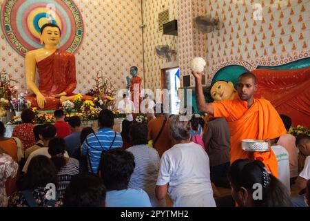 Kuala Lumpur, Malaysia. 04. Mai 2023. Ein buddhistischer Mönch bietet den Gläubigen während des Wesak-Tages im Maha Vihara-Tempel Segen. Wesak Day, oder auch Vesak geschrieben, wird von Buddhisten als religiöses Ereignis zur Feier der Geburt, Erleuchtung und des Todes von Siddharta Gautama Buddha beobachtet. (Foto: Vivian Lo/SOPA Images/Sipa USA) Guthaben: SIPA USA/Alamy Live News Stockfoto